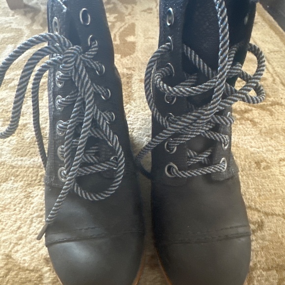 Sorel lace up black boots Joan of arc style like NEW - Picture 9 of 10